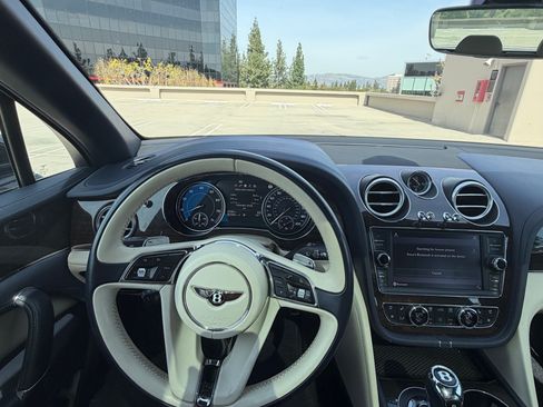 Used 2019 Bentley Bentayga image 16