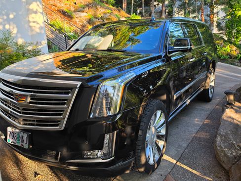 Used 2018 Cadillac Escalade ESV Platinum AWD/4WD image 23