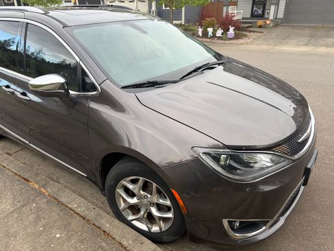 Used 2018 Chrysler Pacifica Limited FWD image 10