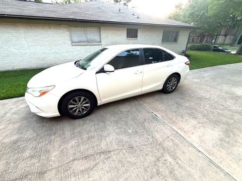 Used 2015 Toyota Camry LE FWD image 1