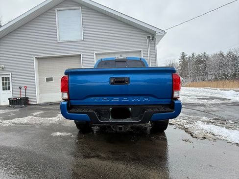 Used 2017 Toyota Tacoma TRD Sport w/ Tow Package (A/T) image 9