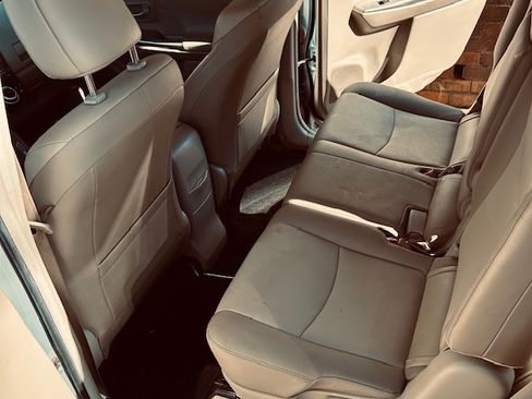 Used 2014 Toyota Prius V Five image 10