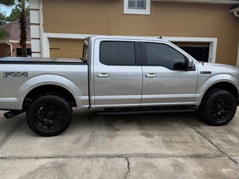Used 2020 Ford F150 XLT w/ Equipment Group 302A Luxury AWD/4WD image 17