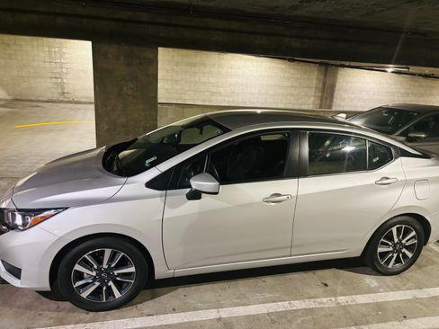 Used 2023 Nissan Versa SV image 3