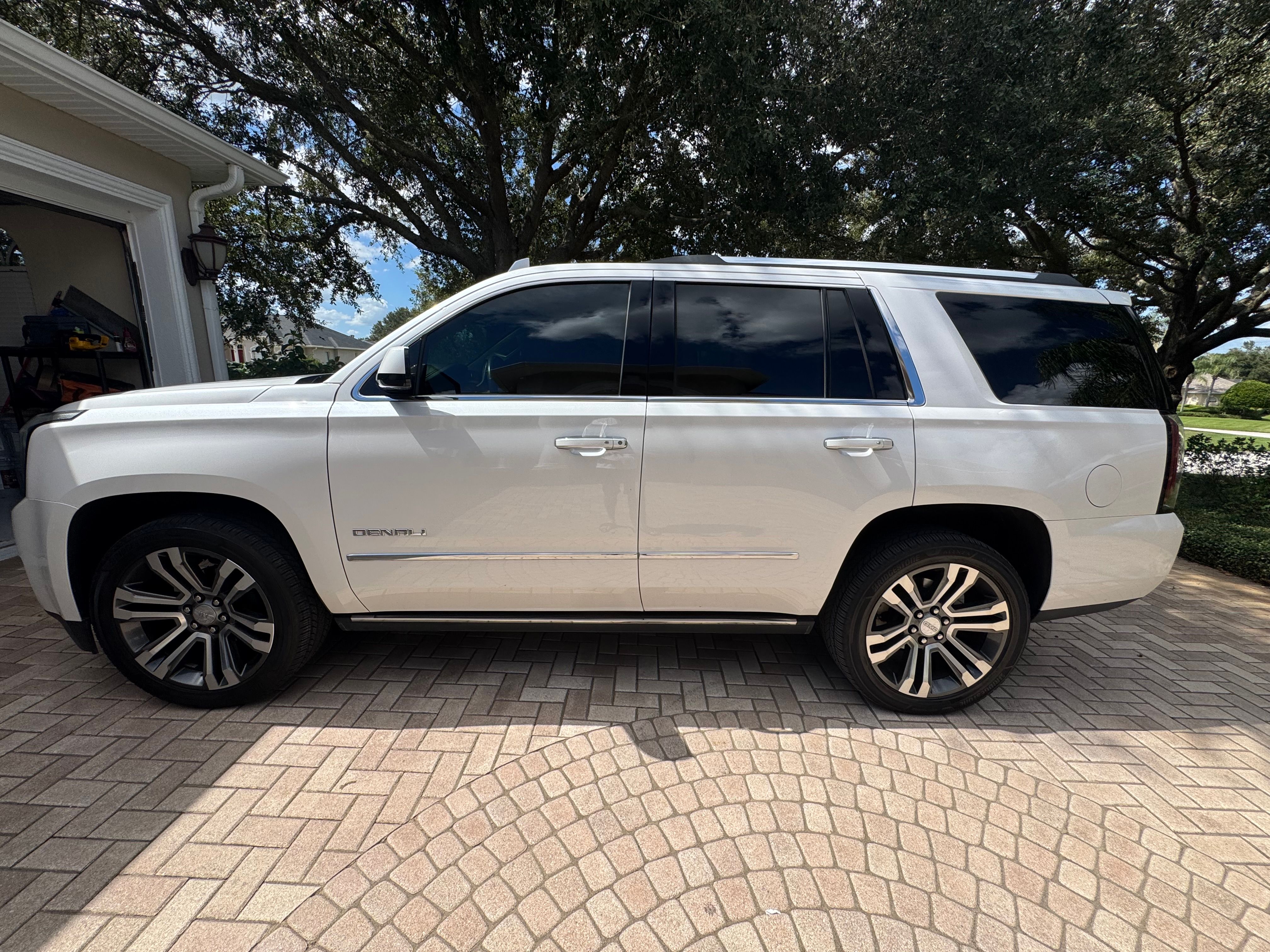 Used 2020 GMC Yukon Denali w/ Denali Premium Package AWD/4WD image 1