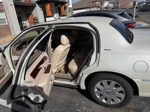 Used 2004 Lincoln Town Car Ultimate image 8