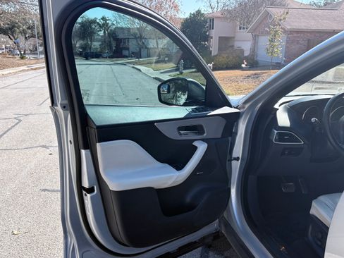 Used 2017 Jaguar F-PACE Prestige image 12