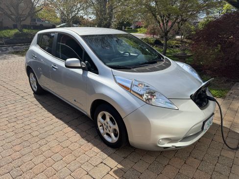 Used 2013 Nissan Leaf SV image 5