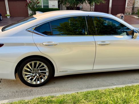 Used 2022 Lexus ES 300h Ultra Luxury w/ Accessory Package 2 FWD image 4