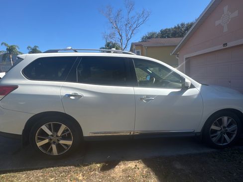 Used 2015 Nissan Pathfinder Platinum w/ Family Entertainment Package image 8