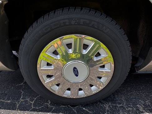 Used 2005 Ford Crown Victoria RWD image 17