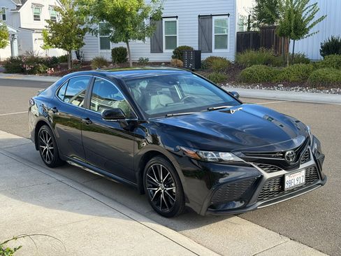 Used 2022 Toyota Camry SE w/ Convenience Package FWD image 9