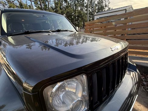 Used 2010 Jeep Liberty Sport image 4