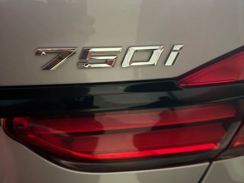 Used 2017 BMW 750i xDrive image 9