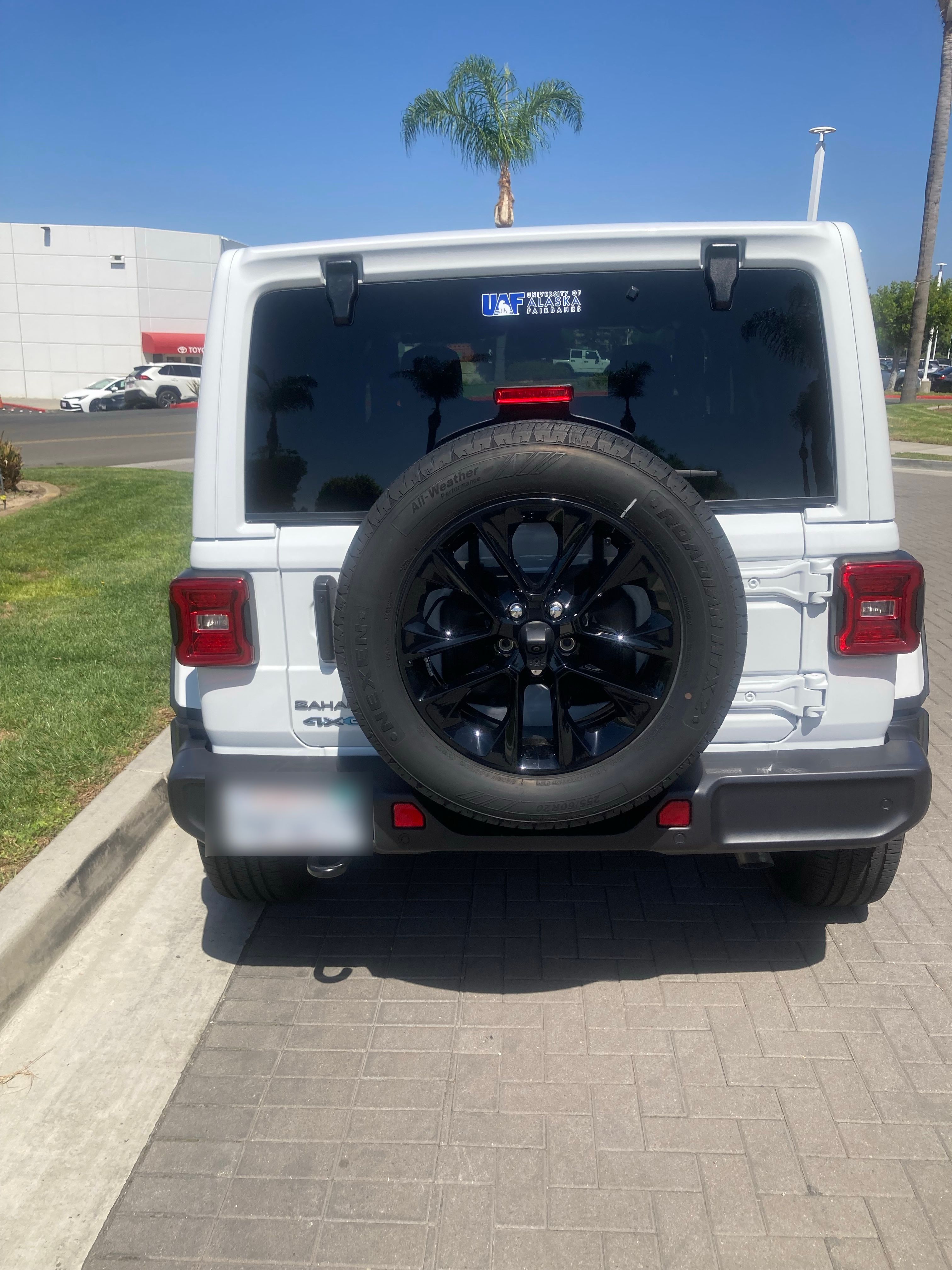 Used 2025 Jeep Wrangler Unlimited Sahara AWD/4WD image 2
