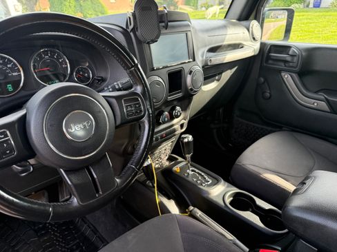 Used 2017 Jeep Wrangler Unlimited Sport w/ Connectivity Group AWD/4WD image 10