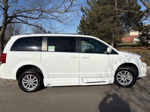 Used 2018 Dodge Grand Caravan SXT image 15