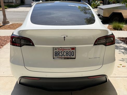 Used 2020 Tesla Model Y Long Range image 11