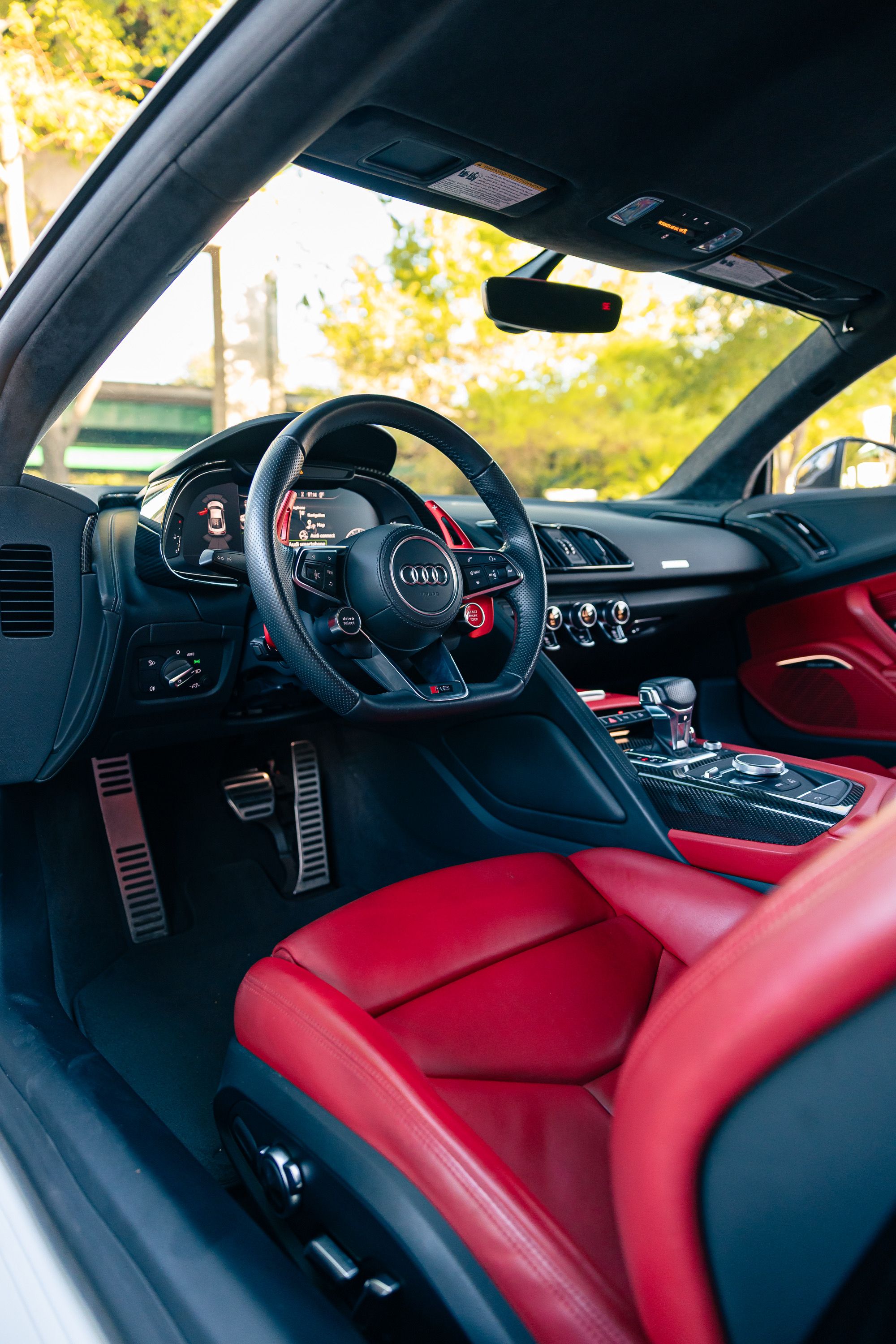 Used 2018 Audi R8 V10 w/ Premium Package RWD image 4