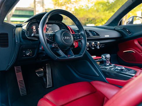 Used 2018 Audi R8 V10 w/ Premium Package RWD image 4