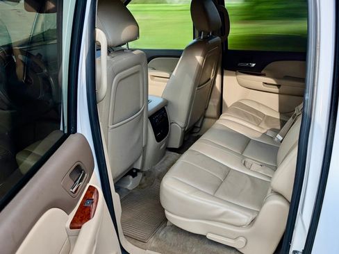 Used 2012 GMC Yukon XL SLT w/ SLT-2 Equipment Package AWD/4WD image 8