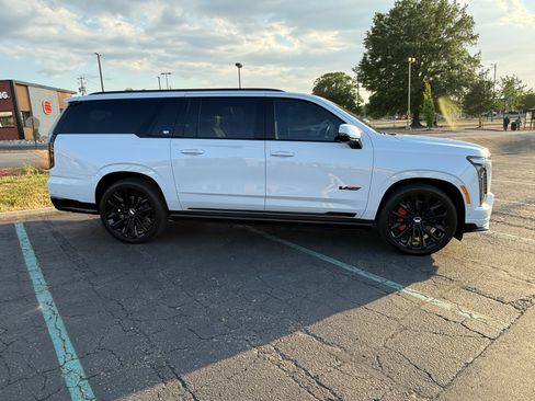 Used 2026 Cadillac Escalade ESV V AWD/4WD image 4