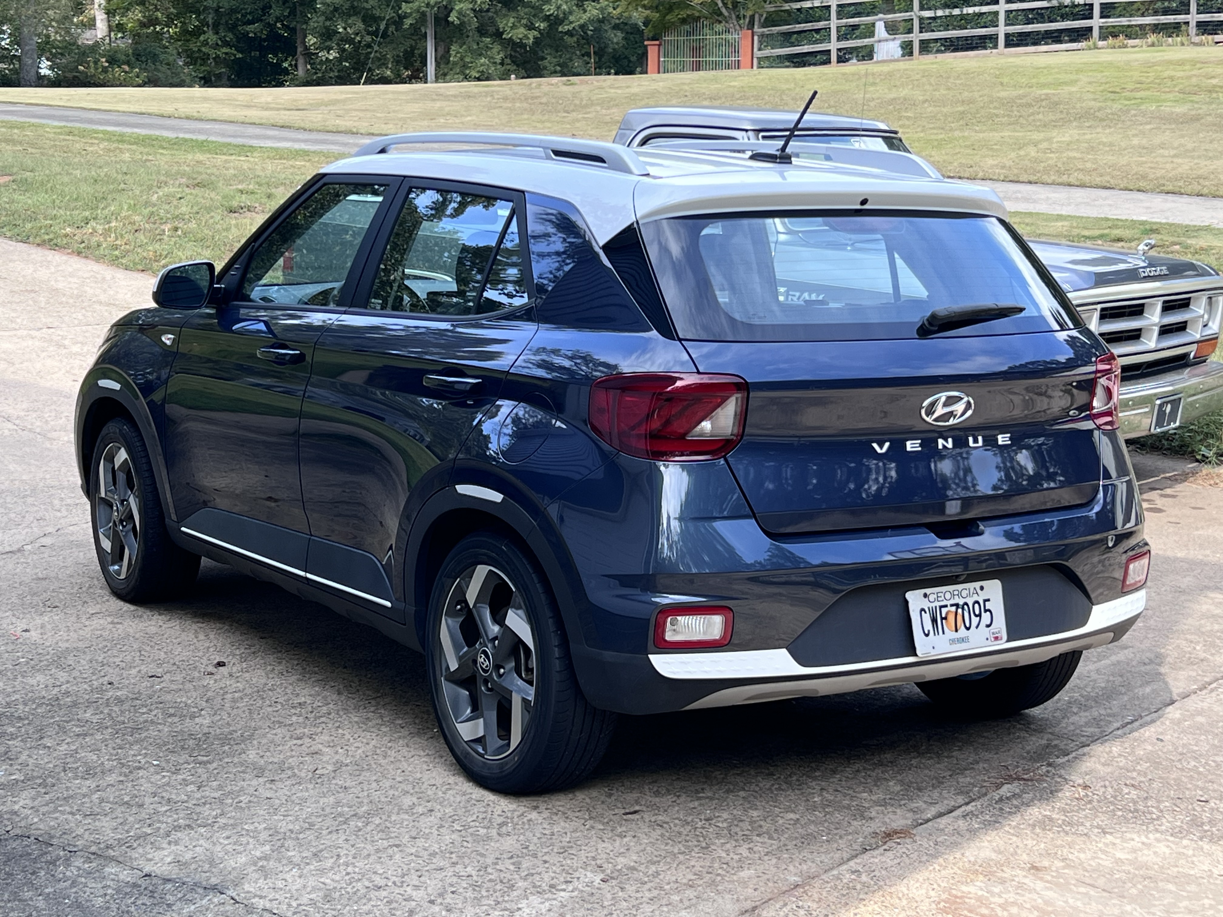 Used 2023 Hyundai Venue Limited w/ Cargo Package FWD image 2