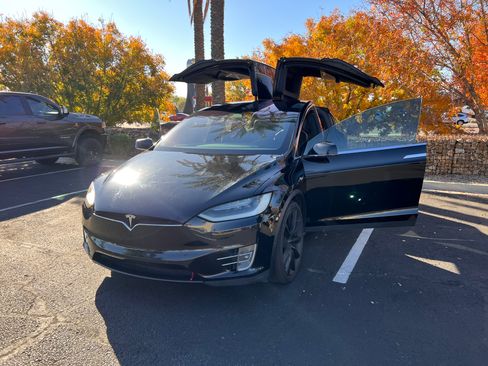 Used 2018 Tesla Model X 75D image 1