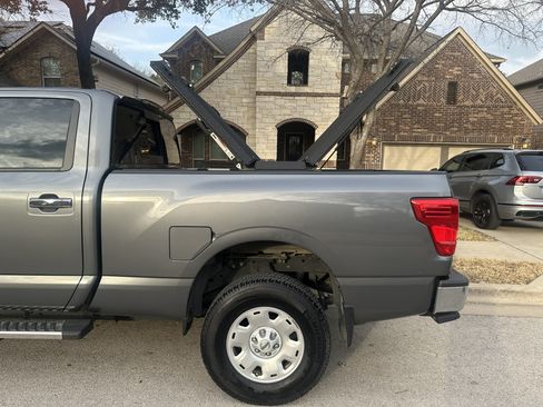 Used 2019 Nissan Titan SV image 4