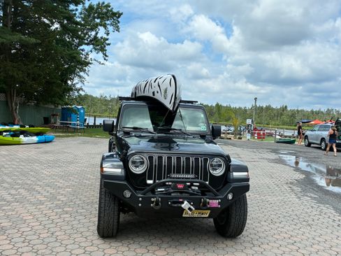 Used 2020 Jeep Wrangler Unlimited Sahara w/ LED Lighting Group AWD/4WD image 8