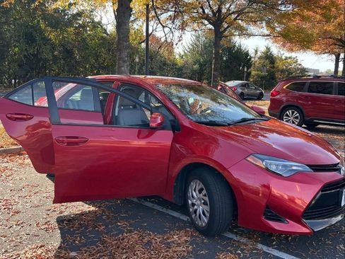 Used 2018 Toyota Corolla LE image 4