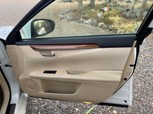 Used 2015 Lexus ES 300h image 20