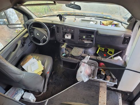 Used 2009 Chevrolet Express 3500 image 11