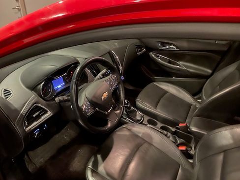 Used 2017 Chevrolet Cruze LT w/ Leather Package FWD image 2