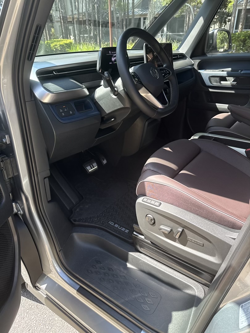 Used 2025 Volkswagen ID. Buzz Pro S Plus RWD image 9