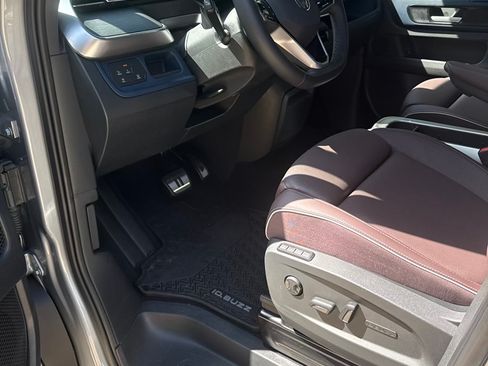 Used 2025 Volkswagen ID. Buzz Pro S Plus RWD image 9