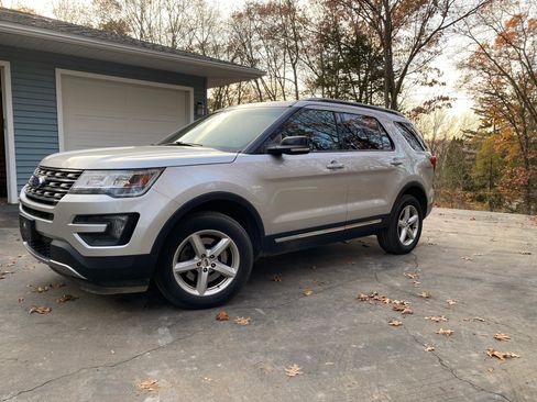 Used 2016 Ford Explorer XLT image 2