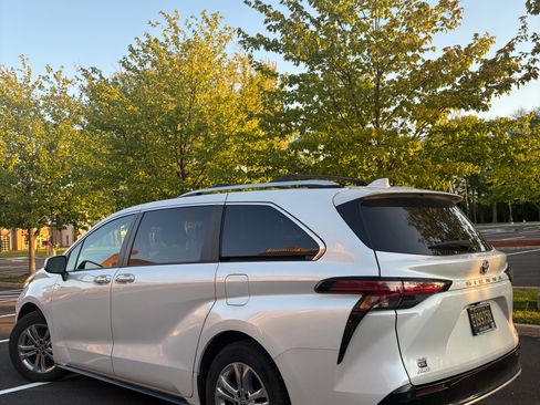 Used 2023 Toyota Sienna Platinum AWD/4WD image 4