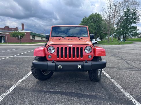 Used 2015 Jeep Wrangler Rubicon w/ Power Convenience Group AWD/4WD image 9