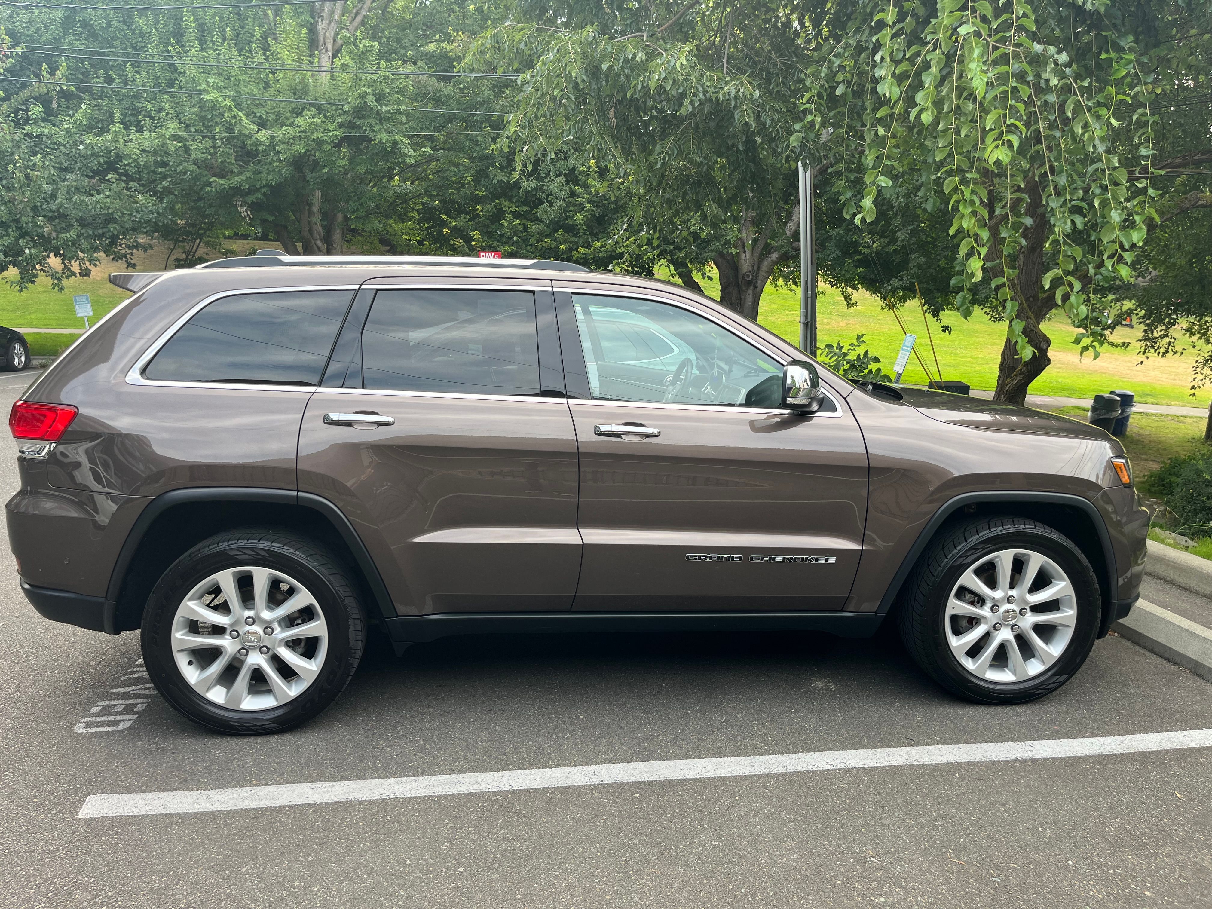 Used 2017 Jeep Grand Cherokee Limited w/ Luxury Group II AWD/4WD image 4
