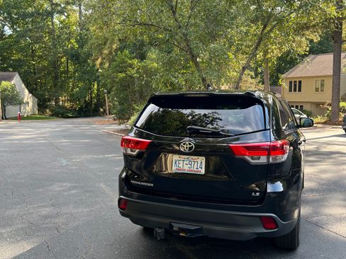 Used 2017 Toyota Highlander Plus image 8