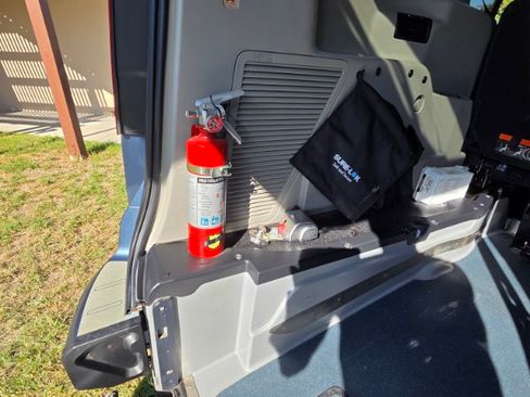 Used 2019 Ford Transit Connect Titanium w/ Titanium Premium Package image 9