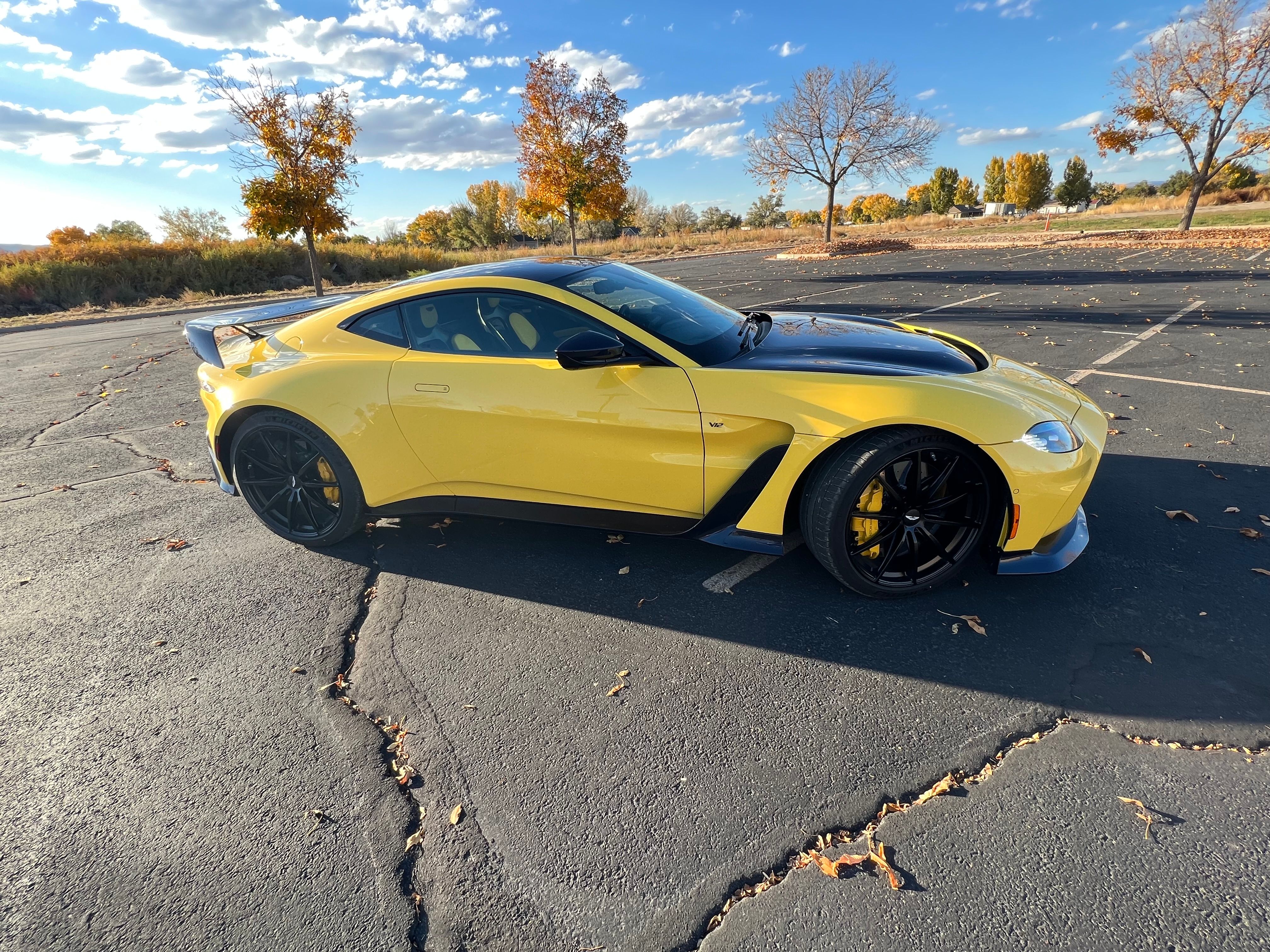Used 2023 Aston Martin V12 Vantage RWD image 15