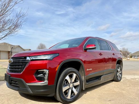 Used 2022 Chevrolet Traverse LT w/ LT Premium Package image 4
