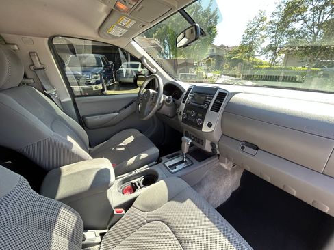 Used 2014 Nissan Frontier SV w/ SV Value Truck Package RWD image 9