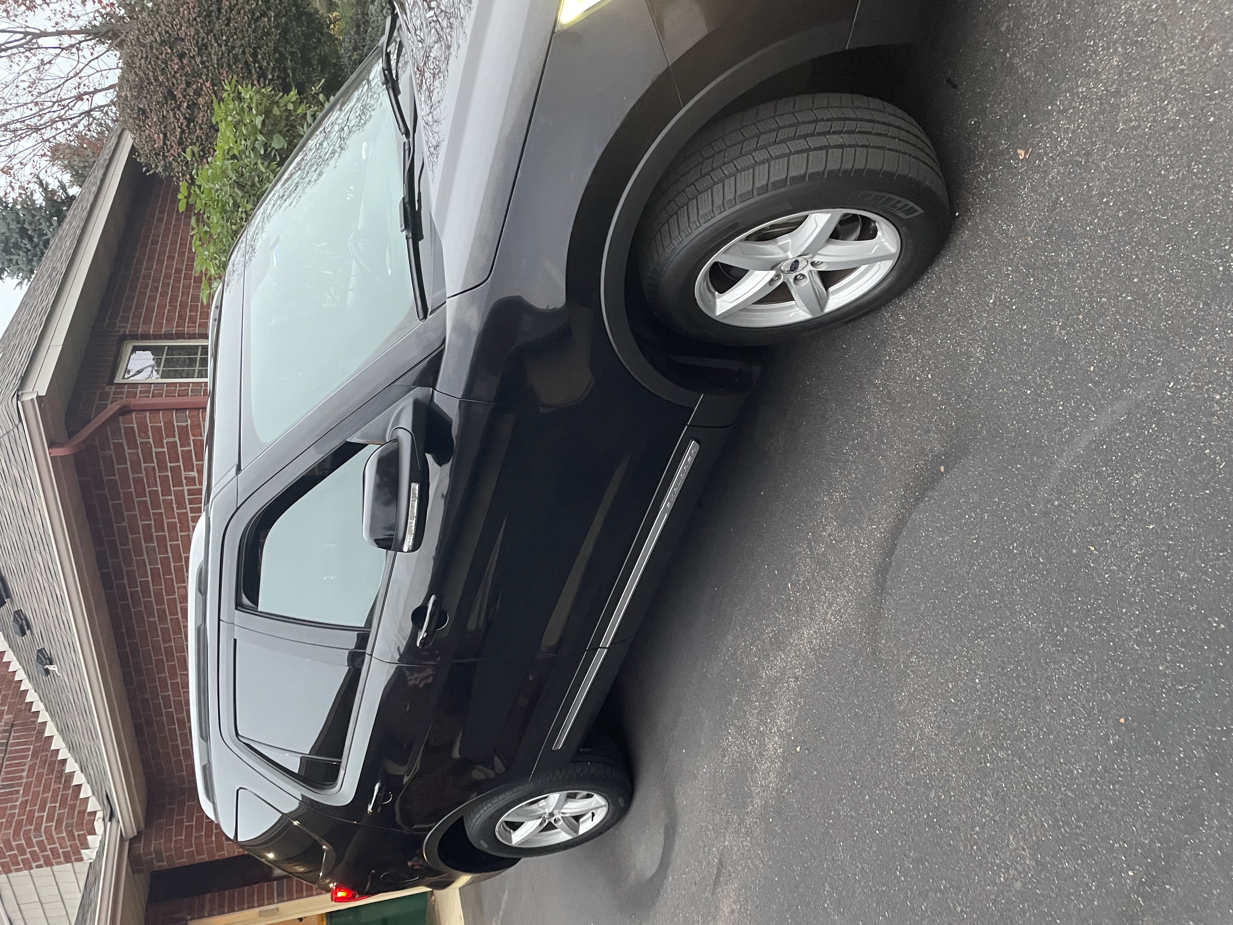 Used 2017 Ford Explorer XLT w/ Equipment Group 202A AWD/4WD image 2