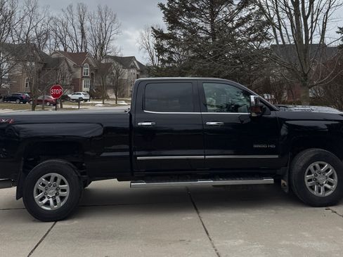 Used 2019 Chevrolet Silverado 3500 LTZ image 2