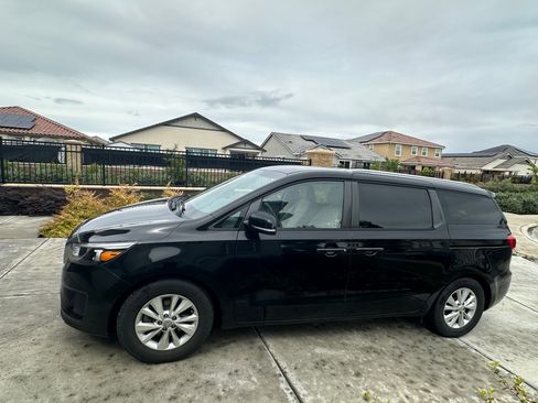 Used 2016 Kia Sedona LX w/ LX Convenience Package image 2