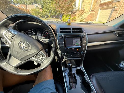 Used 2016 Toyota Camry SE image 11