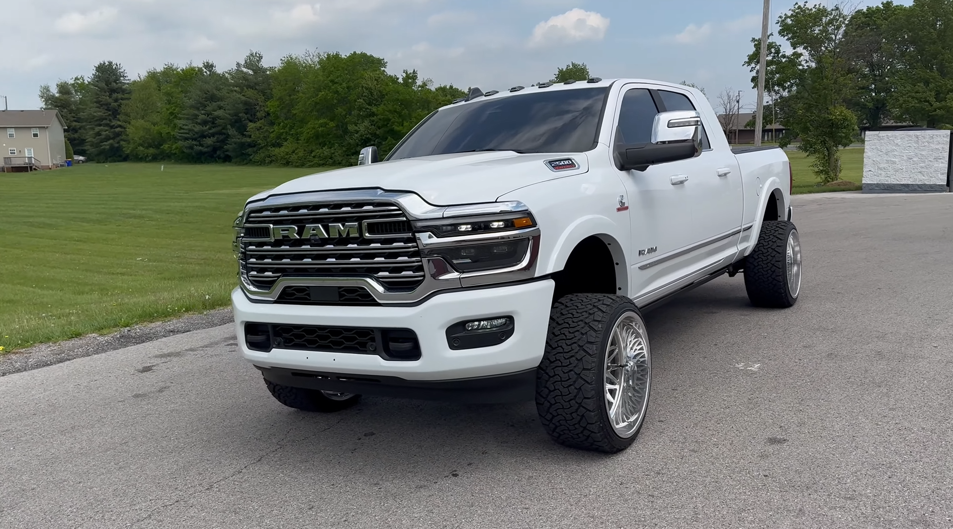 Used 2025 RAM 2500 Limited AWD/4WD image 2